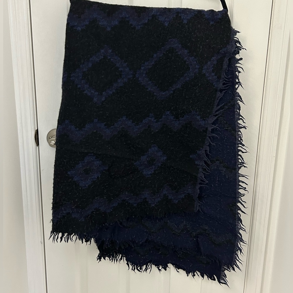 Aritzia Wilfred, Large, Scarf Shawl in Navy and Black